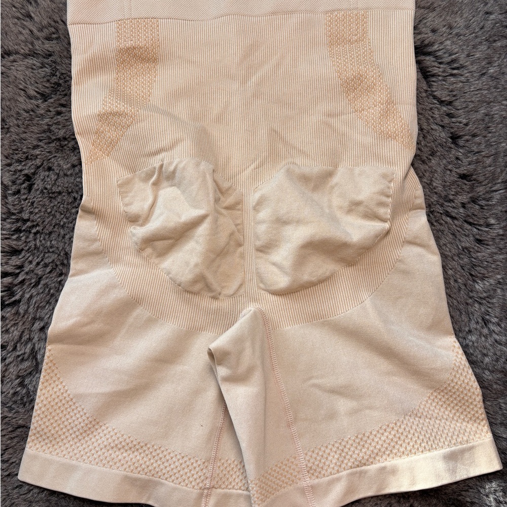 Seamless High-Waist Shaping Shorts in Beige